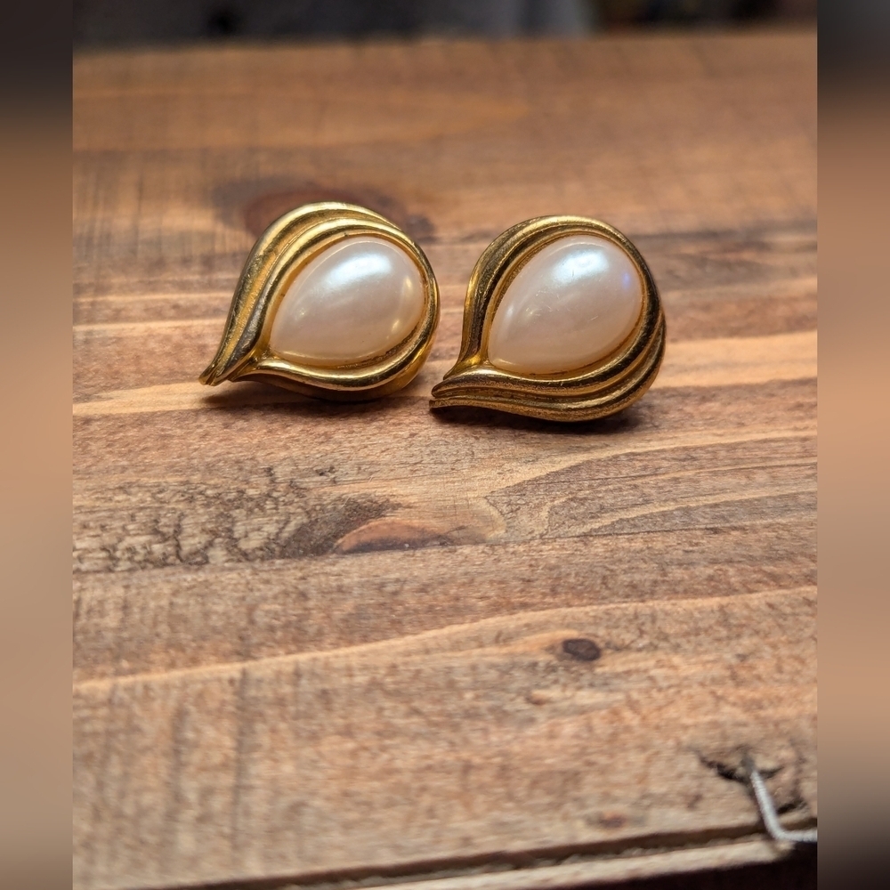 Avon Earrings vintage faux pearl gold tone tear drop shape pierced backs